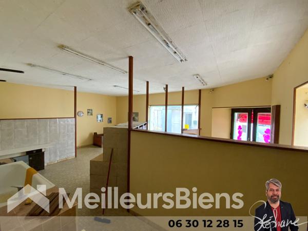 Bâtiment avec volume en centre ville Montendre.