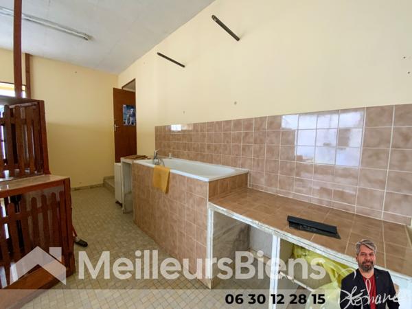 Bâtiment avec volume en centre ville Montendre.