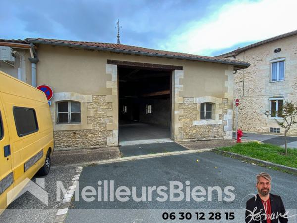 Bâtiment avec volume en centre ville Montendre.