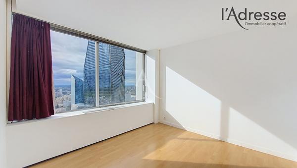 PUTEAUX/ LA DEFENSE - DERNIER ETAGE : appartement 4 pièces de 94m² avec cave et double parking