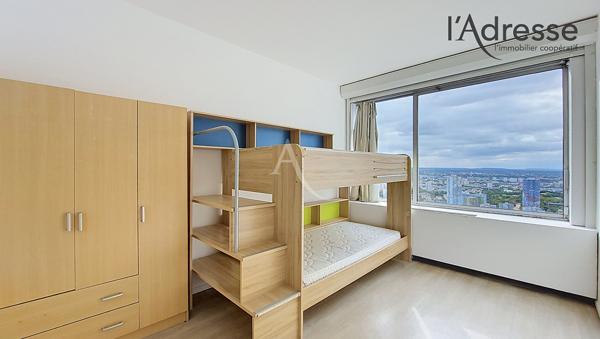PUTEAUX/ LA DEFENSE - DERNIER ETAGE : appartement 4 pièces de 94m² avec cave et double parking