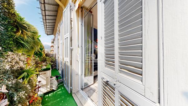 NICE - BORRIGLIONE : F4 TRAVERSANT AVEC BALCONS EN DERNIER ÉTAGE
