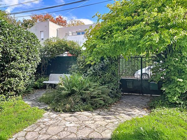 Nantes Hippodrome, en vente exclusive ! Maison dans quartier familial à découvrir, gros potentiel, proche transports en commun, jardin + 600 m² !