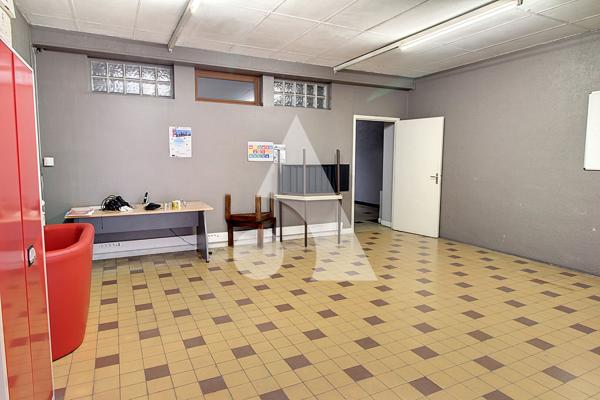 Local commercial 4 pièces 213.15 m2