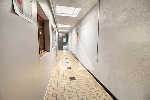 Local commercial 4 pièces 213.15 m2