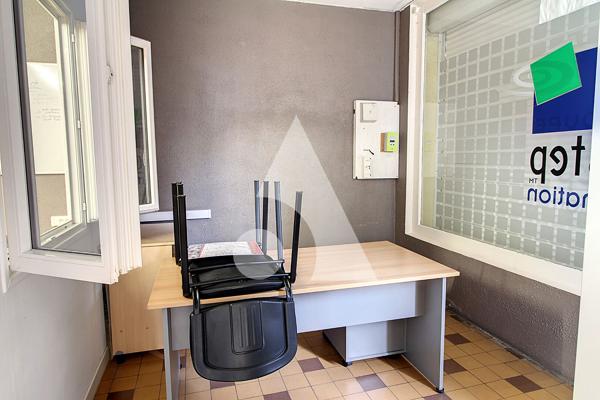 Local commercial 4 pièces 213.15 m2
