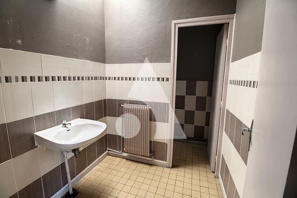 Local commercial 4 pièces 213.15 m2