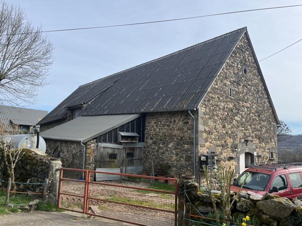 JOLIE GRANGE AVEC 1HECTARE DE TERRAIN Chalvignac (15200)