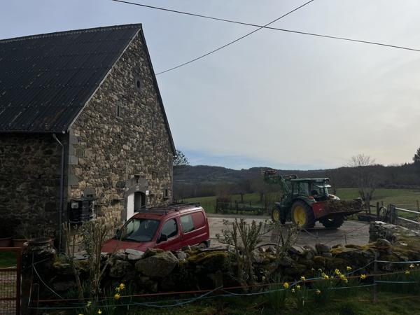 JOLIE GRANGE AVEC 1HECTARE DE TERRAIN Chalvignac (15200)