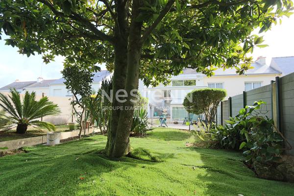 Spacieuse maison familiale offrant agréables volumes, grand garage, jardin - Au calme