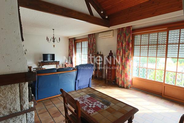 Spacieuse maison familiale offrant agréables volumes, grand garage, jardin - Au calme