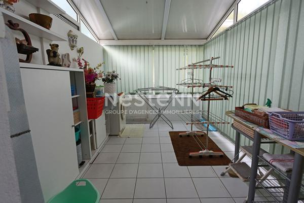 Spacieuse maison familiale offrant agréables volumes, grand garage, jardin - Au calme