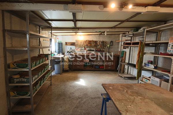 Spacieuse maison familiale offrant agréables volumes, grand garage, jardin - Au calme