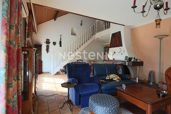 Spacieuse maison familiale offrant agréables volumes, grand garage, jardin - Au calme