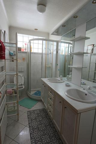 Spacieuse maison familiale offrant agréables volumes, grand garage, jardin - Au calme