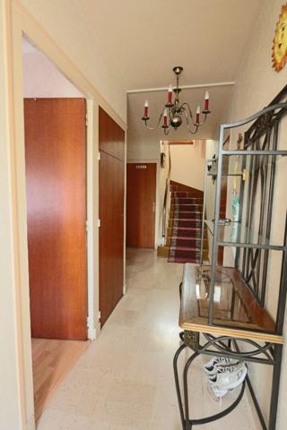 Spacieuse maison familiale offrant agréables volumes, grand garage, jardin - Au calme