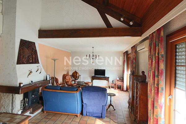 Spacieuse maison familiale offrant agréables volumes, grand garage, jardin - Au calme