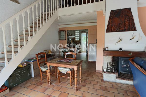 Spacieuse maison familiale offrant agréables volumes, grand garage, jardin - Au calme