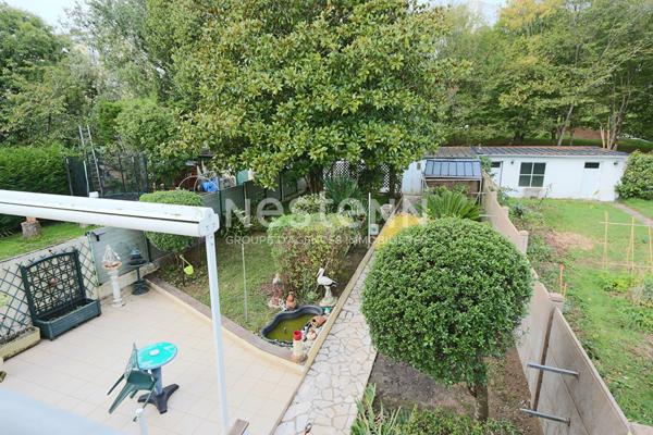 Spacieuse maison familiale offrant agréables volumes, grand garage, jardin - Au calme