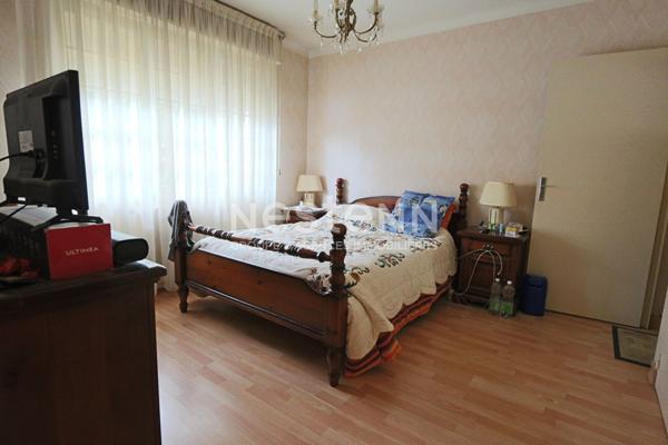 Spacieuse maison familiale offrant agréables volumes, grand garage, jardin - Au calme