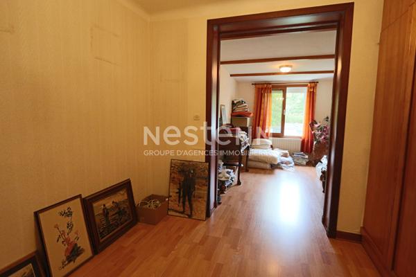 Spacieuse maison familiale offrant agréables volumes, grand garage, jardin - Au calme