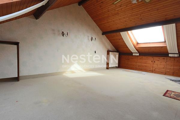 Spacieuse maison familiale offrant agréables volumes, grand garage, jardin - Au calme