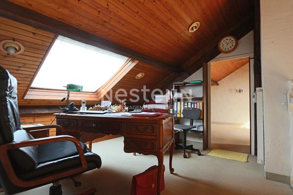 Spacieuse maison familiale offrant agréables volumes, grand garage, jardin - Au calme