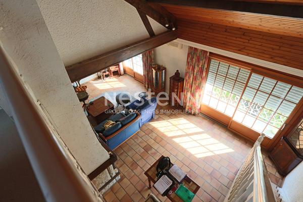 Spacieuse maison familiale offrant agréables volumes, grand garage, jardin - Au calme