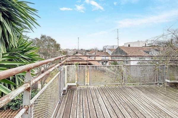 Maison de charme non mitoyenne – Jardin arboré – Quartier Lepic