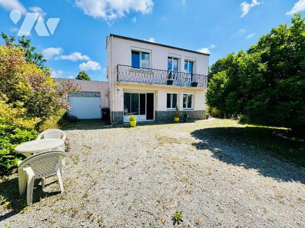 PLABENNEC. Maison de bourg des années 70 sur deux niveaux, divisée en deux logements avec leur ...