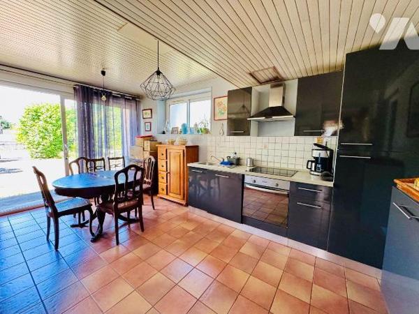 PLABENNEC. Maison de bourg des années 70 sur deux niveaux, divisée en deux logements avec leur ...