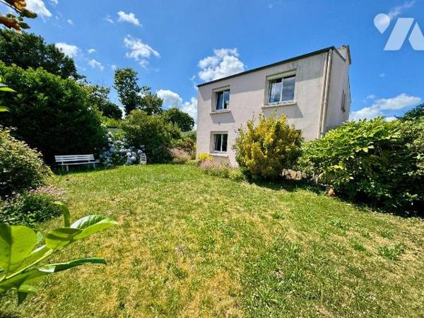 PLABENNEC. Maison de bourg des années 70 sur deux niveaux, divisée en deux logements avec leur ...