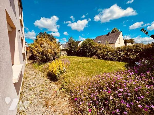 PLABENNEC. Maison de bourg des années 70 sur deux niveaux, divisée en deux logements avec leur ...