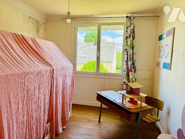 PLABENNEC. Maison de bourg des années 70 sur deux niveaux, divisée en deux logements avec leur ...