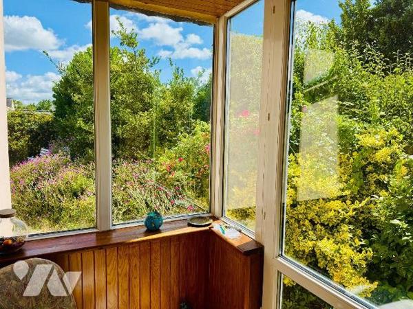 PLABENNEC. Maison de bourg des années 70 sur deux niveaux, divisée en deux logements avec leur ...