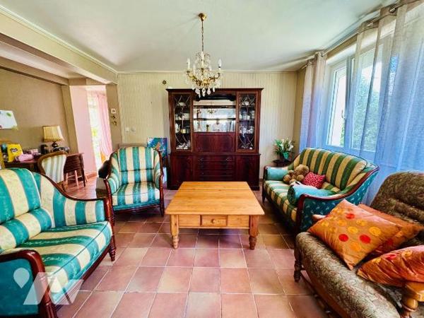 PLABENNEC. Maison de bourg des années 70 sur deux niveaux, divisée en deux logements avec leur ...