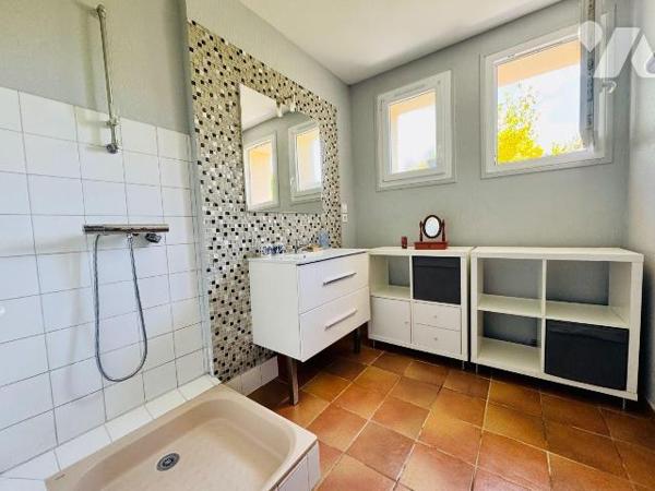 PLABENNEC. Maison de bourg des années 70 sur deux niveaux, divisée en deux logements avec leur ...