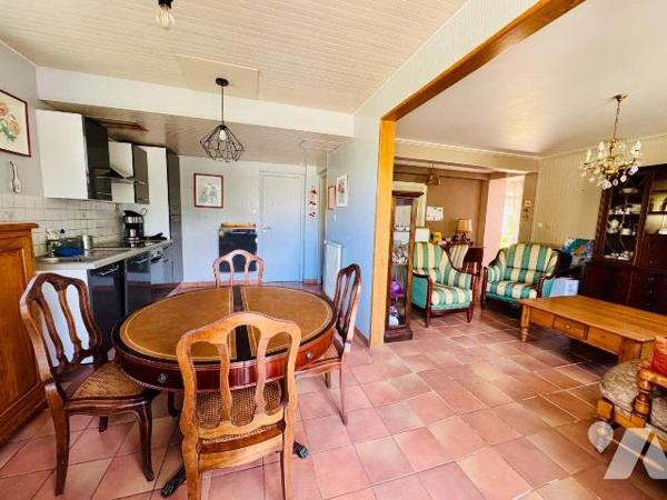 PLABENNEC. Maison de bourg des années 70 sur deux niveaux, divisée en deux logements avec leur ...