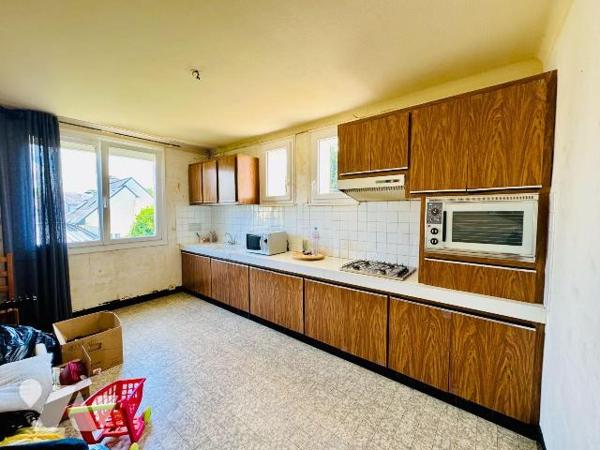 PLABENNEC. Maison de bourg des années 70 sur deux niveaux, divisée en deux logements avec leur ...