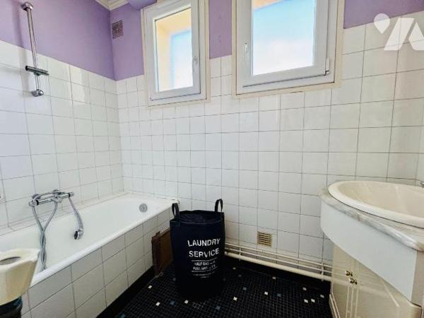 PLABENNEC. Maison de bourg des années 70 sur deux niveaux, divisée en deux logements avec leur ...