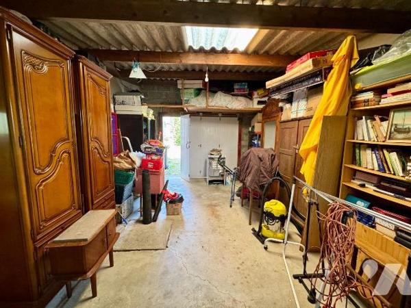 PLABENNEC. Maison de bourg des années 70 sur deux niveaux, divisée en deux logements avec leur ...