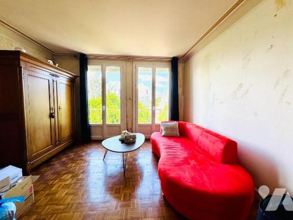 PLABENNEC. Maison de bourg des années 70 sur deux niveaux, divisée en deux logements avec leur ...