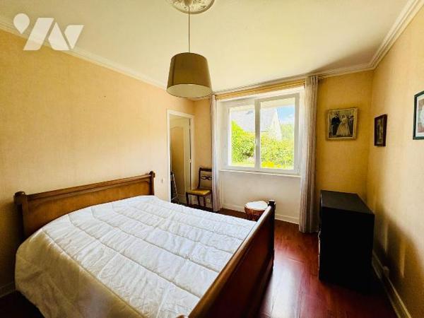 PLABENNEC. Maison de bourg des années 70 sur deux niveaux, divisée en deux logements avec leur ...