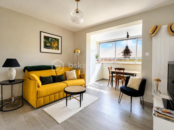 À La Chaume, l'un des quartiers les plus authentiques et recherchés des Sables-d'Olonne, découvrez ce superbe appartement de 32 m², entièrement rénové, idéal pour un pied-à-terre en bord de mer ou un investissement locatif de qualité.

Situé en rez-de-chaussée surélevé d'une copropriété sécurisée et à taille humaine (23 co-propriétaires), cet appartement séduit immédiatement par son environnement calme, sa décoration soignée et ses prestations de qualité.

L'entrée dessert une chambre confortable avec rangements sur mesure, une salle d'eau contemporaine et des WC indépendants. La visite se poursuit par une agréable pièce de vie lumineuse, ouverte sur une cuisine aménagée et équipée, bénéficiant d’une large fenêtre sans aucun vis-à-vis. 
Chaque espace a été intelligemment optimisé afin d'offrir un maximum de confort et de fonctionnalité.

Un local à vélos est également à disposition dans la copropriété.

 Les atouts qui font la différence
•	Appartement entièrement rénové en 2020 (factures disponibles) en parfait état
•	Prestations de qualité et finitions soignées
•	Nombreux rangements réalisés sur mesure par un menuisier
•	Place de parking privative
•	Aucun vis-à-vis
•	Environnement calme
•	Faibles contraintes d'entretien : idéal pour une résidence secondaire

 Une situation idéale, tout à pied ou à vélo
•	10 minutes à pied du centre-ville
•	11 minutes de la Grande Plage grâce au passeur
•	6 minutes à vélo du supermarché et du cinéma
•	8 minutes à vélo de la plage de Paracou, de la forêt et de la côte sauvage
•	Boulangerie à seulement 9 minutes à pied

 Une excellente accessibilité
•	Gare TGV à 9 minutes en voiture
•	Paris-Montparnasse en seulement 3 h 27 en train direct

 Le charme de La Chaume
Profitez d'un cadre de vie privilégié entre océan, ports, plages, forêt et pistes cyclables. Les Sables-d'Olonne offrent une vie animée toute l'année avec ses marchés, restaurants, commerces, événements culturels et sportifs, casino et cinéma.
Un appartement clé en main, rare sur le secteur, où il ne reste plus qu'à poser vos valises.
📞 Une visite s'impose ! Contactez-moi, je serai ravie de vous faire découvrir ce véritable cocon au cœur des Sables-d'Olonne.