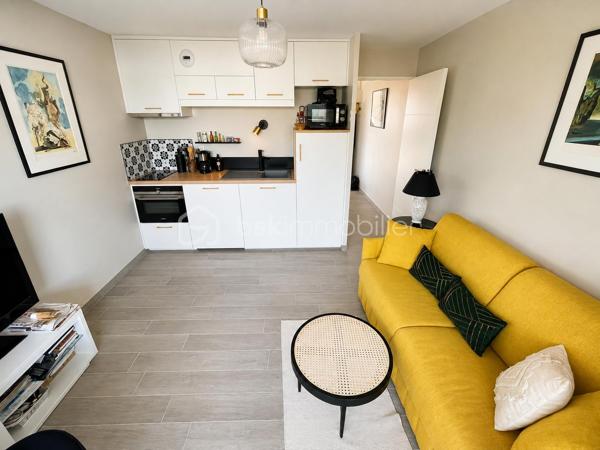À La Chaume, l'un des quartiers les plus authentiques et recherchés des Sables-d'Olonne, découvrez ce superbe appartement de 32 m², entièrement rénové, idéal pour un pied-à-terre en bord de mer ou un investissement locatif de qualité.

Situé en rez-de-chaussée surélevé d'une copropriété sécurisée et à taille humaine (23 co-propriétaires), cet appartement séduit immédiatement par son environnement calme, sa décoration soignée et ses prestations de qualité.

L'entrée dessert une chambre confortable avec rangements sur mesure, une salle d'eau contemporaine et des WC indépendants. La visite se poursuit par une agréable pièce de vie lumineuse, ouverte sur une cuisine aménagée et équipée, bénéficiant d’une large fenêtre sans aucun vis-à-vis. 
Chaque espace a été intelligemment optimisé afin d'offrir un maximum de confort et de fonctionnalité.

Un local à vélos est également à disposition dans la copropriété.

 Les atouts qui font la différence
•	Appartement entièrement rénové en 2020 (factures disponibles) en parfait état
•	Prestations de qualité et finitions soignées
•	Nombreux rangements réalisés sur mesure par un menuisier
•	Place de parking privative
•	Aucun vis-à-vis
•	Environnement calme
•	Faibles contraintes d'entretien : idéal pour une résidence secondaire

 Une situation idéale, tout à pied ou à vélo
•	10 minutes à pied du centre-ville
•	11 minutes de la Grande Plage grâce au passeur
•	6 minutes à vélo du supermarché et du cinéma
•	8 minutes à vélo de la plage de Paracou, de la forêt et de la côte sauvage
•	Boulangerie à seulement 9 minutes à pied

 Une excellente accessibilité
•	Gare TGV à 9 minutes en voiture
•	Paris-Montparnasse en seulement 3 h 27 en train direct

 Le charme de La Chaume
Profitez d'un cadre de vie privilégié entre océan, ports, plages, forêt et pistes cyclables. Les Sables-d'Olonne offrent une vie animée toute l'année avec ses marchés, restaurants, commerces, événements culturels et sportifs, casino et cinéma.
Un appartement clé en main, rare sur le secteur, où il ne reste plus qu'à poser vos valises.
📞 Une visite s'impose ! Contactez-moi, je serai ravie de vous faire découvrir ce véritable cocon au cœur des Sables-d'Olonne.
