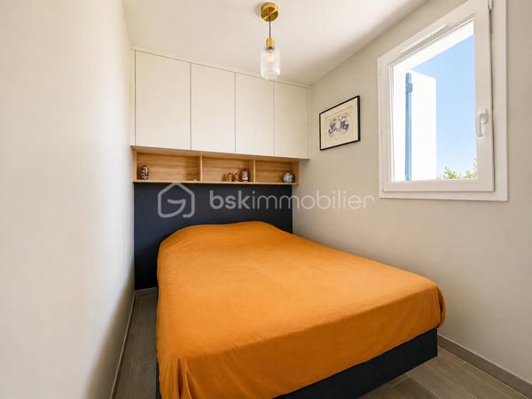 À La Chaume, l'un des quartiers les plus authentiques et recherchés des Sables-d'Olonne, découvrez ce superbe appartement de 32 m², entièrement rénové, idéal pour un pied-à-terre en bord de mer ou un investissement locatif de qualité.

Situé en rez-de-chaussée surélevé d'une copropriété sécurisée et à taille humaine (23 co-propriétaires), cet appartement séduit immédiatement par son environnement calme, sa décoration soignée et ses prestations de qualité.

L'entrée dessert une chambre confortable avec rangements sur mesure, une salle d'eau contemporaine et des WC indépendants. La visite se poursuit par une agréable pièce de vie lumineuse, ouverte sur une cuisine aménagée et équipée, bénéficiant d’une large fenêtre sans aucun vis-à-vis. 
Chaque espace a été intelligemment optimisé afin d'offrir un maximum de confort et de fonctionnalité.

Un local à vélos est également à disposition dans la copropriété.

 Les atouts qui font la différence
•	Appartement entièrement rénové en 2020 (factures disponibles) en parfait état
•	Prestations de qualité et finitions soignées
•	Nombreux rangements réalisés sur mesure par un menuisier
•	Place de parking privative
•	Aucun vis-à-vis
•	Environnement calme
•	Faibles contraintes d'entretien : idéal pour une résidence secondaire

 Une situation idéale, tout à pied ou à vélo
•	10 minutes à pied du centre-ville
•	11 minutes de la Grande Plage grâce au passeur
•	6 minutes à vélo du supermarché et du cinéma
•	8 minutes à vélo de la plage de Paracou, de la forêt et de la côte sauvage
•	Boulangerie à seulement 9 minutes à pied

 Une excellente accessibilité
•	Gare TGV à 9 minutes en voiture
•	Paris-Montparnasse en seulement 3 h 27 en train direct

 Le charme de La Chaume
Profitez d'un cadre de vie privilégié entre océan, ports, plages, forêt et pistes cyclables. Les Sables-d'Olonne offrent une vie animée toute l'année avec ses marchés, restaurants, commerces, événements culturels et sportifs, casino et cinéma.
Un appartement clé en main, rare sur le secteur, où il ne reste plus qu'à poser vos valises.
📞 Une visite s'impose ! Contactez-moi, je serai ravie de vous faire découvrir ce véritable cocon au cœur des Sables-d'Olonne.