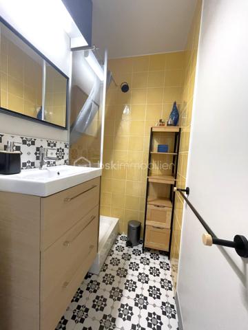 À La Chaume, l'un des quartiers les plus authentiques et recherchés des Sables-d'Olonne, découvrez ce superbe appartement de 32 m², entièrement rénové, idéal pour un pied-à-terre en bord de mer ou un investissement locatif de qualité.

Situé en rez-de-chaussée surélevé d'une copropriété sécurisée et à taille humaine (23 co-propriétaires), cet appartement séduit immédiatement par son environnement calme, sa décoration soignée et ses prestations de qualité.

L'entrée dessert une chambre confortable avec rangements sur mesure, une salle d'eau contemporaine et des WC indépendants. La visite se poursuit par une agréable pièce de vie lumineuse, ouverte sur une cuisine aménagée et équipée, bénéficiant d’une large fenêtre sans aucun vis-à-vis. 
Chaque espace a été intelligemment optimisé afin d'offrir un maximum de confort et de fonctionnalité.

Un local à vélos est également à disposition dans la copropriété.

 Les atouts qui font la différence
•	Appartement entièrement rénové en 2020 (factures disponibles) en parfait état
•	Prestations de qualité et finitions soignées
•	Nombreux rangements réalisés sur mesure par un menuisier
•	Place de parking privative
•	Aucun vis-à-vis
•	Environnement calme
•	Faibles contraintes d'entretien : idéal pour une résidence secondaire

 Une situation idéale, tout à pied ou à vélo
•	10 minutes à pied du centre-ville
•	11 minutes de la Grande Plage grâce au passeur
•	6 minutes à vélo du supermarché et du cinéma
•	8 minutes à vélo de la plage de Paracou, de la forêt et de la côte sauvage
•	Boulangerie à seulement 9 minutes à pied

 Une excellente accessibilité
•	Gare TGV à 9 minutes en voiture
•	Paris-Montparnasse en seulement 3 h 27 en train direct

 Le charme de La Chaume
Profitez d'un cadre de vie privilégié entre océan, ports, plages, forêt et pistes cyclables. Les Sables-d'Olonne offrent une vie animée toute l'année avec ses marchés, restaurants, commerces, événements culturels et sportifs, casino et cinéma.
Un appartement clé en main, rare sur le secteur, où il ne reste plus qu'à poser vos valises.
📞 Une visite s'impose ! Contactez-moi, je serai ravie de vous faire découvrir ce véritable cocon au cœur des Sables-d'Olonne.