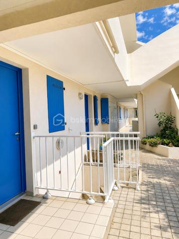 À La Chaume, l'un des quartiers les plus authentiques et recherchés des Sables-d'Olonne, découvrez ce superbe appartement de 32 m², entièrement rénové, idéal pour un pied-à-terre en bord de mer ou un investissement locatif de qualité.

Situé en rez-de-chaussée surélevé d'une copropriété sécurisée et à taille humaine (23 co-propriétaires), cet appartement séduit immédiatement par son environnement calme, sa décoration soignée et ses prestations de qualité.

L'entrée dessert une chambre confortable avec rangements sur mesure, une salle d'eau contemporaine et des WC indépendants. La visite se poursuit par une agréable pièce de vie lumineuse, ouverte sur une cuisine aménagée et équipée, bénéficiant d’une large fenêtre sans aucun vis-à-vis. 
Chaque espace a été intelligemment optimisé afin d'offrir un maximum de confort et de fonctionnalité.

Un local à vélos est également à disposition dans la copropriété.

 Les atouts qui font la différence
•	Appartement entièrement rénové en 2020 (factures disponibles) en parfait état
•	Prestations de qualité et finitions soignées
•	Nombreux rangements réalisés sur mesure par un menuisier
•	Place de parking privative
•	Aucun vis-à-vis
•	Environnement calme
•	Faibles contraintes d'entretien : idéal pour une résidence secondaire

 Une situation idéale, tout à pied ou à vélo
•	10 minutes à pied du centre-ville
•	11 minutes de la Grande Plage grâce au passeur
•	6 minutes à vélo du supermarché et du cinéma
•	8 minutes à vélo de la plage de Paracou, de la forêt et de la côte sauvage
•	Boulangerie à seulement 9 minutes à pied

 Une excellente accessibilité
•	Gare TGV à 9 minutes en voiture
•	Paris-Montparnasse en seulement 3 h 27 en train direct

 Le charme de La Chaume
Profitez d'un cadre de vie privilégié entre océan, ports, plages, forêt et pistes cyclables. Les Sables-d'Olonne offrent une vie animée toute l'année avec ses marchés, restaurants, commerces, événements culturels et sportifs, casino et cinéma.
Un appartement clé en main, rare sur le secteur, où il ne reste plus qu'à poser vos valises.
📞 Une visite s'impose ! Contactez-moi, je serai ravie de vous faire découvrir ce véritable cocon au cœur des Sables-d'Olonne.
