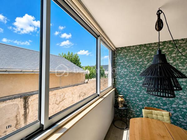 À La Chaume, l'un des quartiers les plus authentiques et recherchés des Sables-d'Olonne, découvrez ce superbe appartement de 32 m², entièrement rénové, idéal pour un pied-à-terre en bord de mer ou un investissement locatif de qualité.

Situé en rez-de-chaussée surélevé d'une copropriété sécurisée et à taille humaine (23 co-propriétaires), cet appartement séduit immédiatement par son environnement calme, sa décoration soignée et ses prestations de qualité.

L'entrée dessert une chambre confortable avec rangements sur mesure, une salle d'eau contemporaine et des WC indépendants. La visite se poursuit par une agréable pièce de vie lumineuse, ouverte sur une cuisine aménagée et équipée, bénéficiant d’une large fenêtre sans aucun vis-à-vis. 
Chaque espace a été intelligemment optimisé afin d'offrir un maximum de confort et de fonctionnalité.

Un local à vélos est également à disposition dans la copropriété.

 Les atouts qui font la différence
•	Appartement entièrement rénové en 2020 (factures disponibles) en parfait état
•	Prestations de qualité et finitions soignées
•	Nombreux rangements réalisés sur mesure par un menuisier
•	Place de parking privative
•	Aucun vis-à-vis
•	Environnement calme
•	Faibles contraintes d'entretien : idéal pour une résidence secondaire

 Une situation idéale, tout à pied ou à vélo
•	10 minutes à pied du centre-ville
•	11 minutes de la Grande Plage grâce au passeur
•	6 minutes à vélo du supermarché et du cinéma
•	8 minutes à vélo de la plage de Paracou, de la forêt et de la côte sauvage
•	Boulangerie à seulement 9 minutes à pied

 Une excellente accessibilité
•	Gare TGV à 9 minutes en voiture
•	Paris-Montparnasse en seulement 3 h 27 en train direct

 Le charme de La Chaume
Profitez d'un cadre de vie privilégié entre océan, ports, plages, forêt et pistes cyclables. Les Sables-d'Olonne offrent une vie animée toute l'année avec ses marchés, restaurants, commerces, événements culturels et sportifs, casino et cinéma.
Un appartement clé en main, rare sur le secteur, où il ne reste plus qu'à poser vos valises.
📞 Une visite s'impose ! Contactez-moi, je serai ravie de vous faire découvrir ce véritable cocon au cœur des Sables-d'Olonne.
