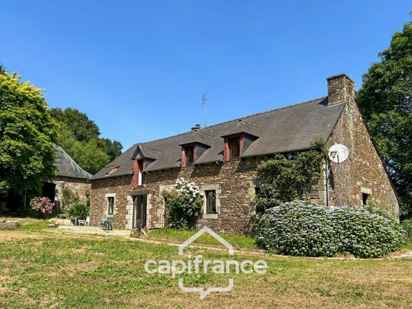 PROPRIÉTÉ DE CARACTÈRE SUR PLUS DE 9 HECTARES – MAISON EN PIERRE DE 235 M², APPARTEMENT INDÉPENDANT, DÉPENDANCE EN PIERRE, PRAIRIES, BOIS ET TROIS ÉTANGS – PROCHE LOUDÉAC